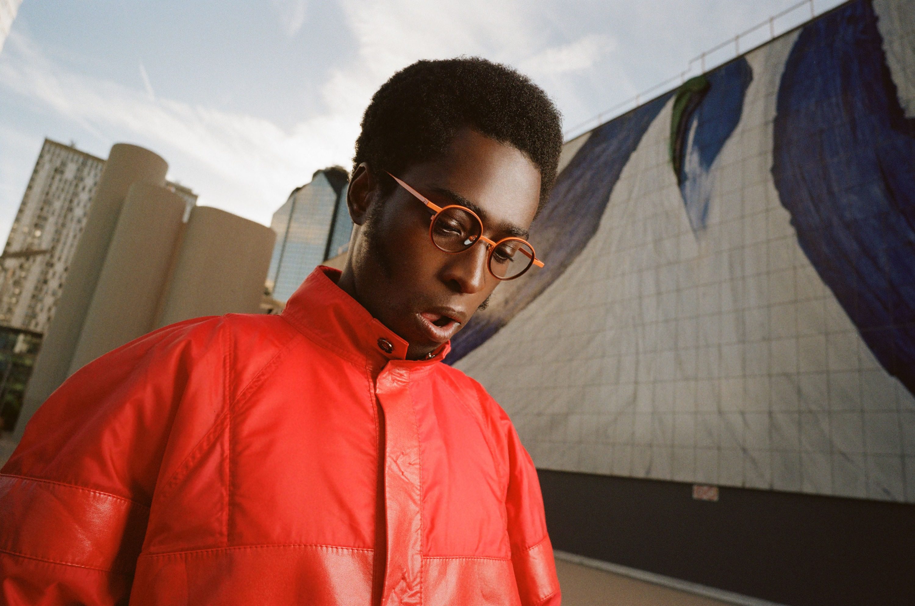 Homme portant des lunettes rouge