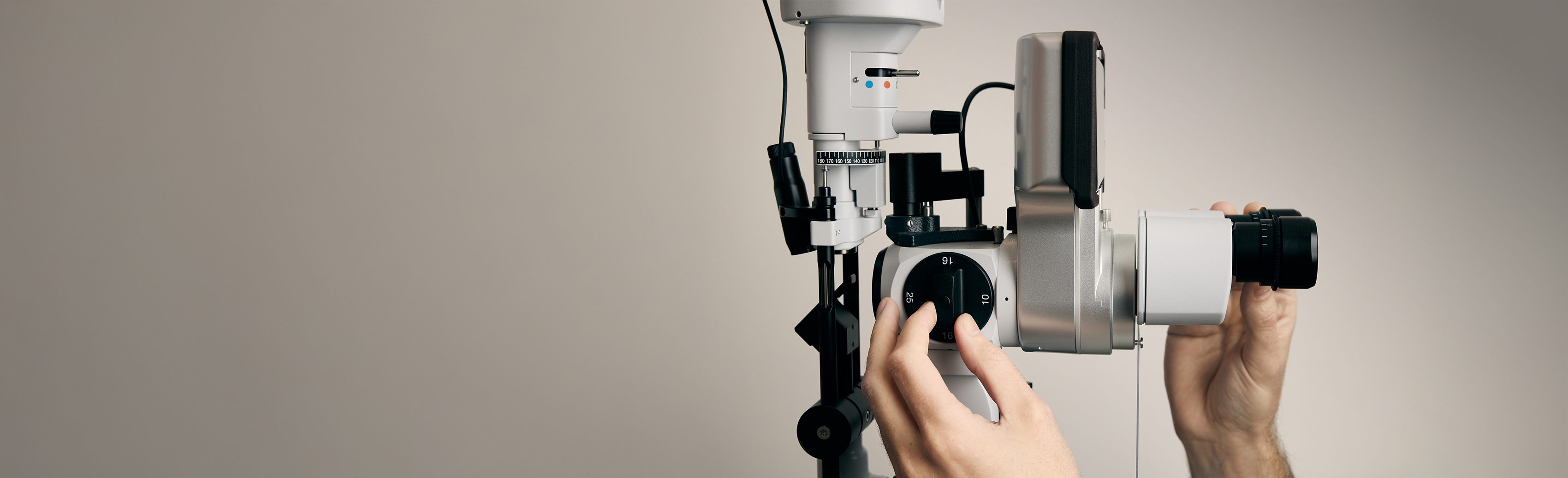 Optométriste utilisant lampe à fente