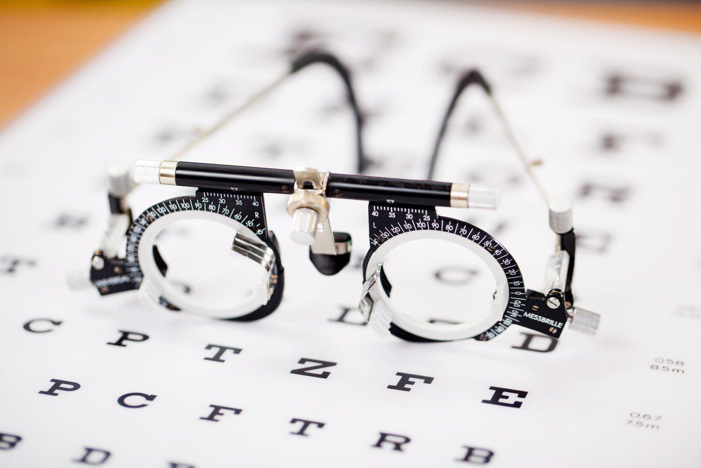 Mesure de la vision pendant un examen de la vue