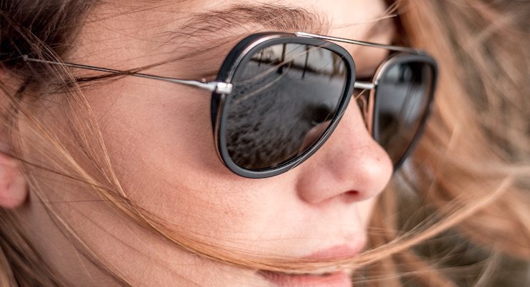 Des lunettes de soleil en hiver, vraiment ?