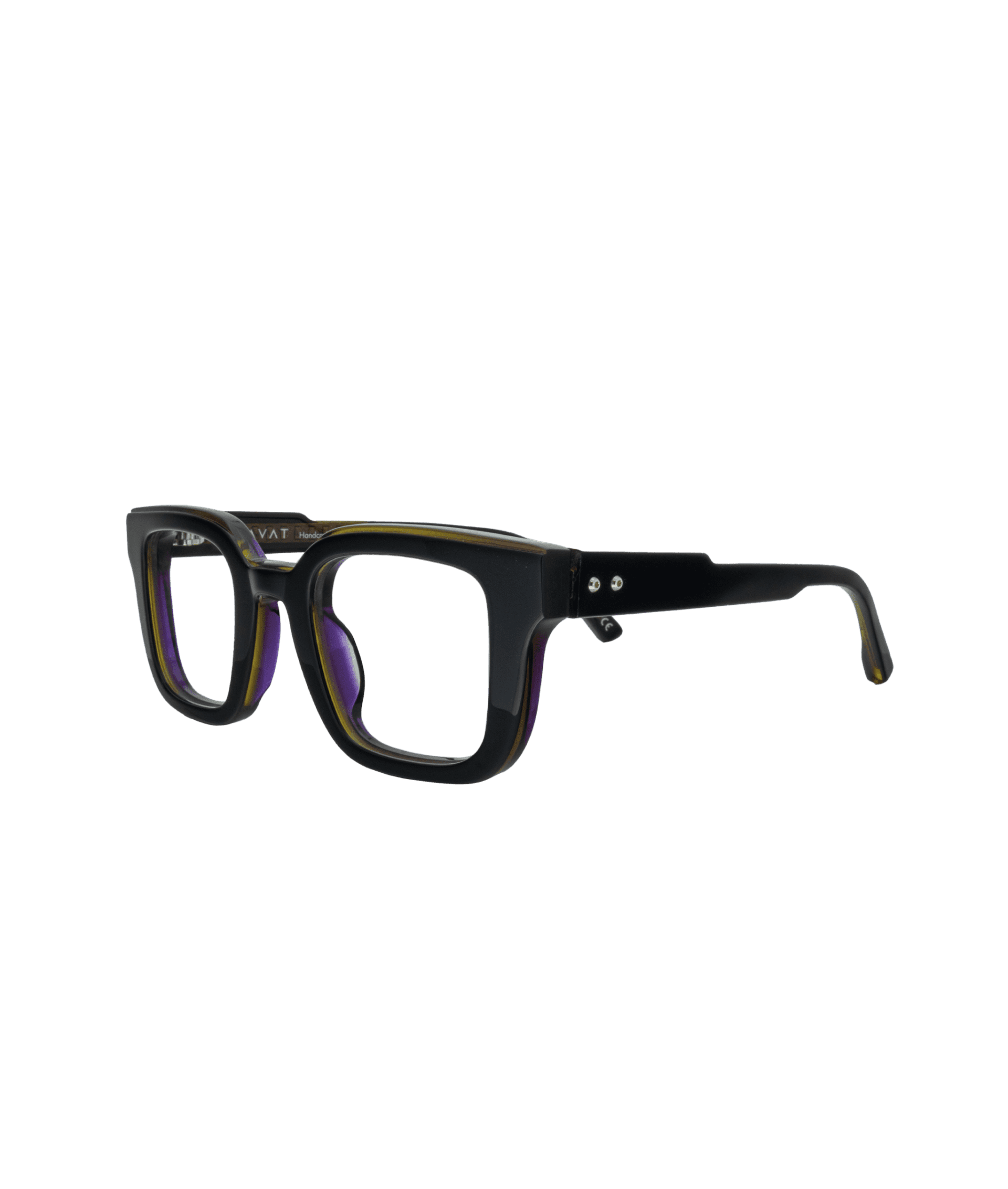 Ce modèle séduit par sa forme carrée généreuse et sa massivité assumée. À première vue noir, il révèle à l’œil attentif un subtil jeu de couches mêlant noir, mauve et vert, qui apporte profondeur et caractère. Une monture stylée et distinctive, fièrement fabriquée en Italie.