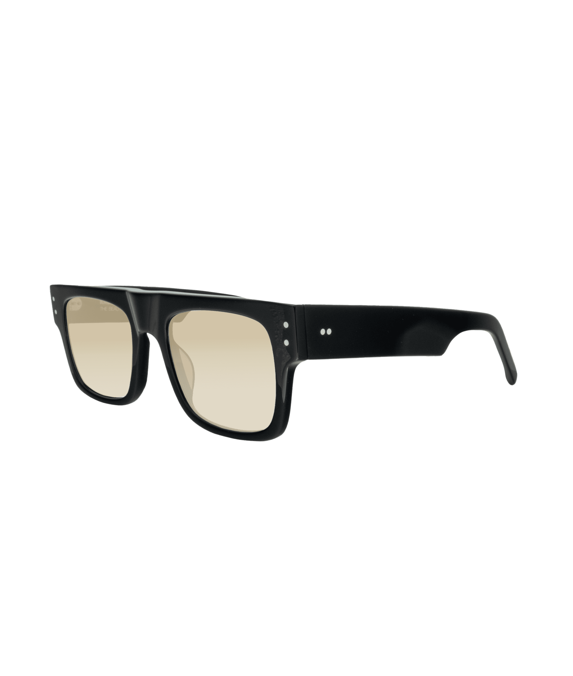 Avec sa forme rectangulaire affirmée et son design massif, cette monture noire impose un style moderne et structuré. Allégée pour un confort optimal, elle se distingue par ses lentilles orangées au ton doux, qui apportent une touche chaleureuse et subtilement originale.